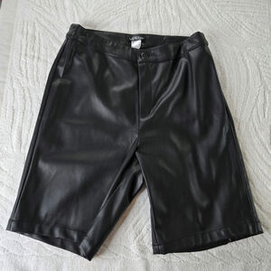 🎄 Venus NWOT Faux leather Bermuda shorts 8 black